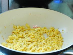 鸡蛋3个磕入碗内，一次性加入足够的盐、1勺料酒，搅散，入油锅用筷子边倒边搅拌，炒成鸡蛋碎。