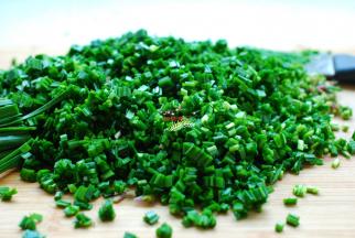 韭菜甩干水分，切碎。韭菜要控干水分，否则调馅的时候容易出汤，饺子不容易包住。