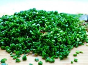 韭菜甩干水分，切碎。韭菜要控干水分，否则调馅的时候容易出汤，饺子不容易包住。