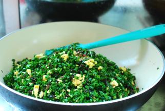 提前泡发的木耳清洗干净，挤干水分，切成碎。把切碎的韭菜、木耳和鸡蛋放在一起，加入姜末、香油，搅拌均匀，饺子馅儿就调好了。越美味，越简单，老妈调饺子馅儿就用这几样，饺子却鲜香无比，这素馅儿家人都抢着吃。