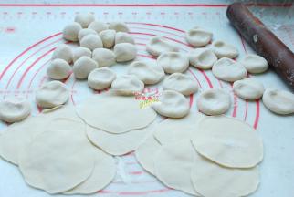 这时候的面也醒好了，取出来放在案板上，撒上一些薄面，揉匀，揪成大小合适的剂子，擀成饺子皮。饺子皮的大小根据自家人的喜欢，不过素馅饺子建议还是大一点更容易包馅，毕竟，薄皮大馅的饺子是人人喜欢吃的。