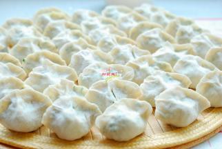 其他的饺子全部包好啦，一个一个的放在盖帘上防止粘连，等待一会儿下锅。