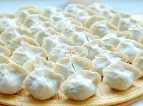 其他的饺子全部包好啦，一个一个的放在盖帘上防止粘连，等待一会儿下锅。