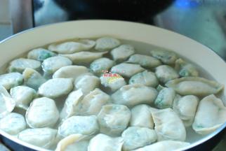 锅里放入足量的水，大火烧开，下入饺子煮熟就好了。素馅饺子很容易熟的，饺子下锅多是漂浮在水面上的，盖上盖子煮开后，再煮两三分钟就熟了。不要煮太长时间，容易破皮，煮饺子的水量要宽，一次不要放入太多的饺子，饺子不能太挤，不然一不小心会吃一锅“韭菜片汤”哦！
