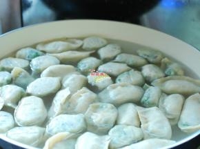 锅里放入足量的水，大火烧开，下入饺子煮熟就好了。素馅饺子很容易熟的，饺子下锅多是漂浮在水面上的，盖上盖子煮开后，再煮两三分钟就熟了。不要煮太长时间，容易破皮，煮饺子的水量要宽，一次不要放入太多的饺子，饺子不能太挤，不然一不小心会吃一锅“韭菜片汤”哦！