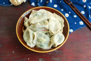 不是只有肉馅饺子才香，老妈用最简单的几味料调的这素馅儿饺子，特别香。