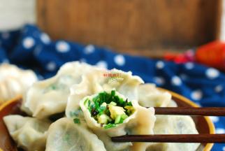 越简单越美味，过多的调料反而会掩盖食材本身的鲜美。简单几味料，老妈调出味道极鲜美的饺子，味道特香，薄皮大馅儿全家抢