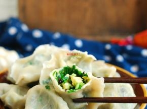 越简单越美味，过多的调料反而会掩盖食材本身的鲜美。简单几味料，老妈调出味道极鲜美的饺子，味道特香，薄皮大馅儿全家抢