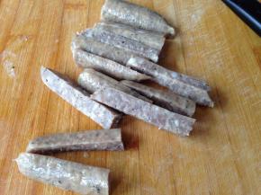 牛肉肠自然化冻取出先切对半切开再切成两半再对切