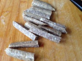 牛肉肠自然化冻取出先切对半切开再切成两半再对切