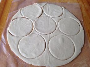 手抓饼去掉上面的包装，用大概7.5cm的杯子压出圆形