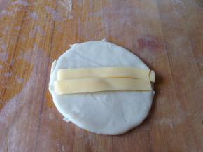 小心取下一个，底部放上适量芝士丝