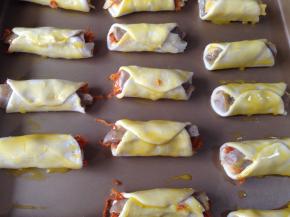 依次做完，表面刷蛋黄液