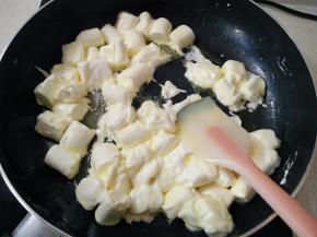 用刮刀压拌，让棉花糖慢慢融化开。