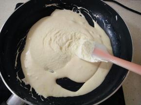 棉花糖全部融化，加入奶粉。