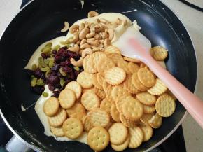 把蔓越莓干腰果和饼干倒进去，关火。
