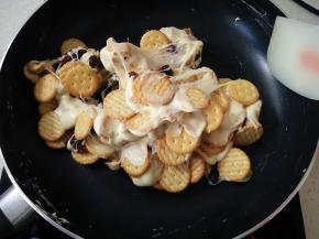 利用锅的余温，用刮刀将食材拌匀，动作要快，不然糖凝固了就不好搅动了。