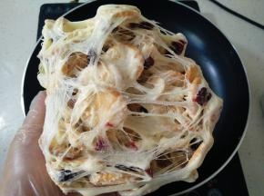 这时会出拉丝，带上一次性手套，用手轻压揉整形，让饼干完全融入。