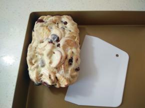 放入不沾烤盘整形，用刮刀辅助，手压或者擀面杖将饼干压平整。