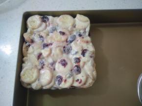 撒上奶粉，翻面再将另一面也撒上奶粉，放凉充分冷却后。