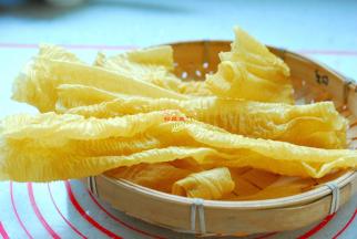 先把豆皮泡发。我用的豆皮是这种干的，吸水吸油，非常好吃，大型市场、超市都有卖，我用了大概50克，吃起来也很方便，开水浸泡5分钟就好了。