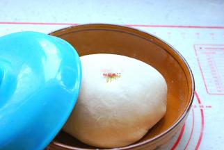 300克面粉加入130克开水，边倒边搅，用筷子搅拌成大疙瘩，再加适量冷水，揉成光滑的面团，盖上盖子放在旁边醒面20分钟以上，等到馅调好后，面团也就醒好了。