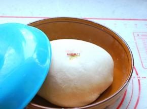 300克面粉加入130克开水，边倒边搅，用筷子搅拌成大疙瘩，再加适量冷水，揉成光滑的面团，盖上盖子放在旁边醒面20分钟以上，等到馅调好后，面团也就醒好了。