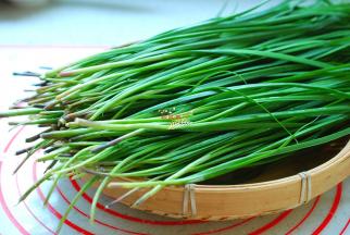 韭菜择去老叶、黄叶，清洗干净，控干水分。