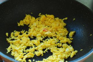 鸡蛋3个磕在碗内，加入1小勺料酒，一次性加入足够的盐，搅打均匀，炒锅烧热倒适量油，油热后下入蛋液炒熟、炒碎，晾凉后待用。炒鸡蛋的时候最好是加足盐，这样可以让韭菜油盐隔离，防止出汤，不仅会影响包制，还会减少馅的香味。