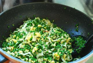 浸泡好的豆皮挤干水分，切碎放在鸡蛋碎中，洗干净的韭菜控干水分，切成碎也一起放进去，加入适量香油，搅拌均匀，这样的韭菜鸡蛋豆皮馅就调好了，可以尝一尝味道，如果感觉淡，可以少量加一点盐。