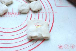 左右两边向内折起来，这样可以保证馅料不外漏。