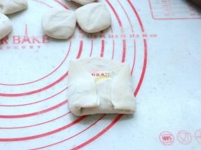 左右两边向内折起来，这样可以保证馅料不外漏。
