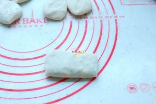 再向下卷一下，收口放在底部，压紧。不用沾面粉水、蛋液，烙制的时候会收口自然黏住，不用担心会开口露馅。