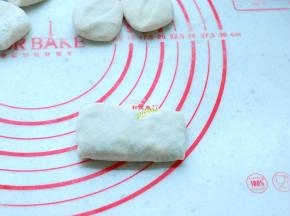 再向下卷一下，收口放在底部，压紧。不用沾面粉水、蛋液，烙制的时候会收口自然黏住，不用担心会开口露馅。