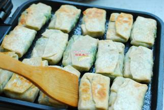 2分钟后翻个面再煎1-2分钟，两面煎制金黄就好了。时间不要太长，否则馅料失去了鲜嫩清香的口感。