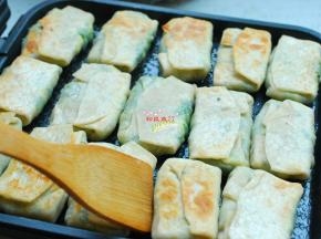 2分钟后翻个面再煎1-2分钟，两面煎制金黄就好了。时间不要太长，否则馅料失去了鲜嫩清香的口感。