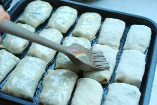 其他的全部依次做好，电饼铛预热，刷上时间食用油，把小煎饼坯子一个挨一个的放进电饼铛内，中间稍微留点距离，防止粘连，全部放好后，表面再刷上一层食用油。如果不想吃油太多，也可以不刷油直接用电饼铛，半烙半烤，出来外皮是干脆的，也很好吃。