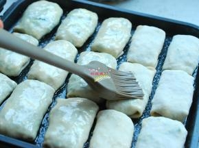 其他的全部依次做好，电饼铛预热，刷上时间食用油，把小煎饼坯子一个挨一个的放进电饼铛内，中间稍微留点距离，防止粘连，全部放好后，表面再刷上一层食用油。如果不想吃油太多，也可以不刷油直接用电饼铛，半烙半烤，出来外皮是干脆的，也很好吃。