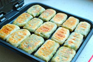 又香又脆，薄皮大馅的韭菜鸡蛋豆皮小煎饼就做好了，早餐吃这个，当菜又当饭，孩子喜欢吃，5分钟一大锅，可比煎饼油条强多了。