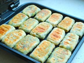 又香又脆，薄皮大馅的韭菜鸡蛋豆皮小煎饼就做好了，早餐吃这个，当菜又当饭，孩子喜欢吃，5分钟一大锅，可比煎饼油条强多了。