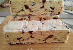 切成长条再切成块即可。