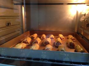 入预热好的烤箱，上火180度、下火190度，烘烤15-18分钟即可出炉