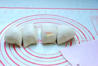 把发酵好的面团取出来，揉匀排气，均匀地分成4份。这个时段需要多揉一会儿的，面团越揉越光滑细腻，有弹性，而且，后期的发酵更好。