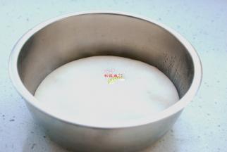 面团发酵至2—2.5倍大，用手拉开面团，里面呈现密集的蜂窝状，闻一闻没有酸味，这样的面团就发酵完成了。