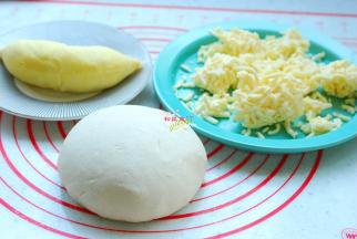 榴莲去壳取出125克果肉，马苏里拉芝士称重130克（喜欢吃的也可以多放点），面粉内加入糖、酵母、水，揉成光滑的面团，盖上保鲜膜放在温暖处发酵。这个分量我做了两个榴莲饼，可以根据自己需要适当增减。