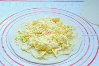 撒上适量的马苏里拉芝士碎，特别喜欢吃拉丝芝士的小伙伴可以多放点哈，不过我两张一共放了130克，感觉这些不少了，芝士和榴莲的味道挺浓的，拉丝也不错。