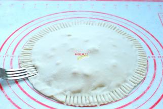 为了好看点，用餐叉在面饼的四周压一个花边，怕麻烦的话这一步也可以省略。