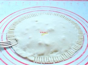 为了好看点，用餐叉在面饼的四周压一个花边，怕麻烦的话这一步也可以省略。