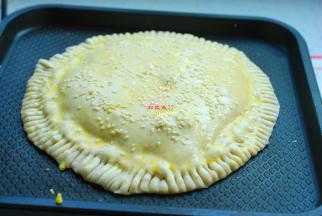 电饼铛上下预热，把榴莲饼坯放进去，表面刷上蛋液，撒上适量的白芝麻，盖上盖子开始烙吧！饼铛可以刷上点油，不过我没有刷，感觉这样烤出来金黄焦脆的非常好吃。