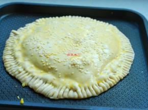 电饼铛上下预热，把榴莲饼坯放进去，表面刷上蛋液，撒上适量的白芝麻，盖上盖子开始烙吧！饼铛可以刷上点油，不过我没有刷，感觉这样烤出来金黄焦脆的非常好吃。